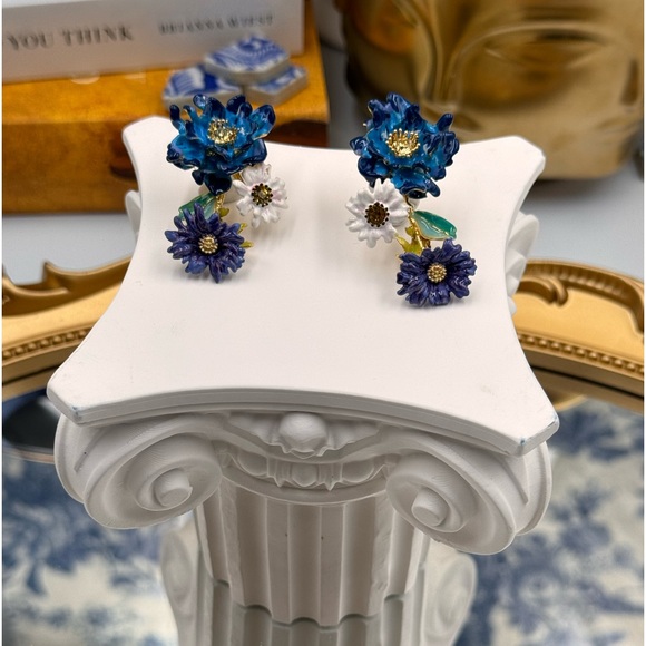 🆕 LES NEREIDES 🧿 NIB Blue Flower and White Daisy Earring - Picture 15 of 16
